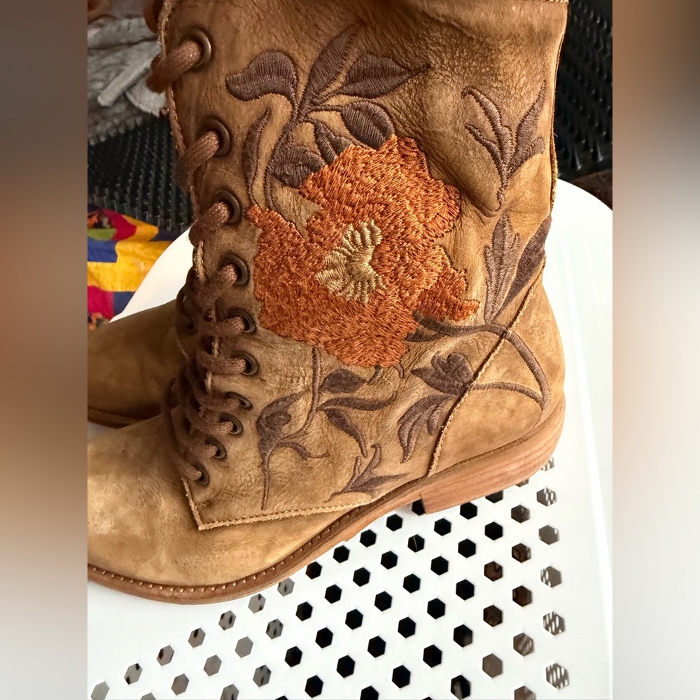 Taos, size 38 Embroidered Tan Leather Boots